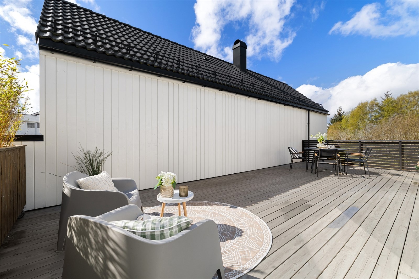Altanen måler hele 40 m² og byr på rikelig plass til å innrede etter ønske. Galleribilde