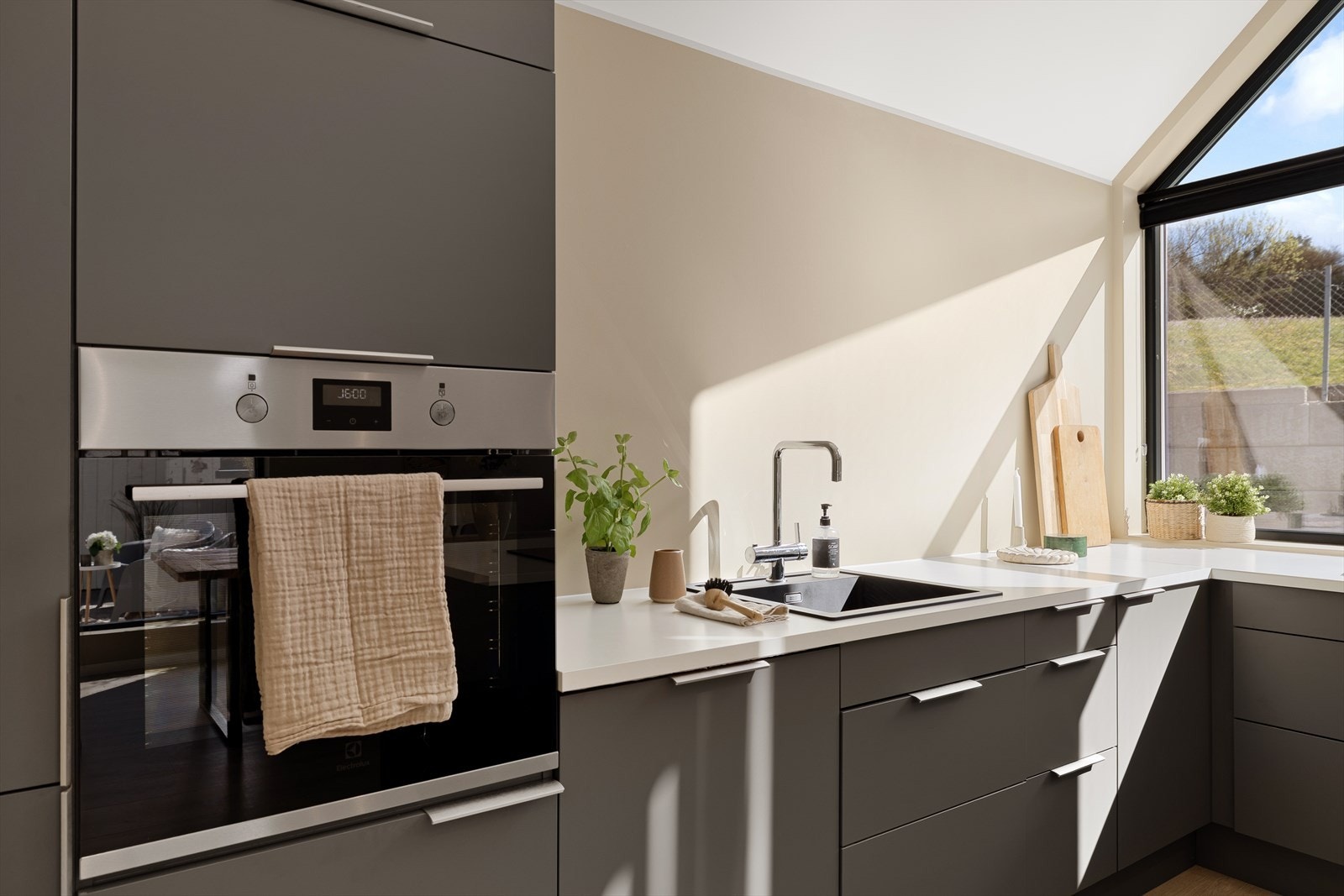 Kjøkkenet er utstyrt med følgende integrerte hvitevarer: kjøleskap med frysedel, stekeovn, oppvaskmaskin og induksjonstopp med nedfelt ventilator. Galleribilde