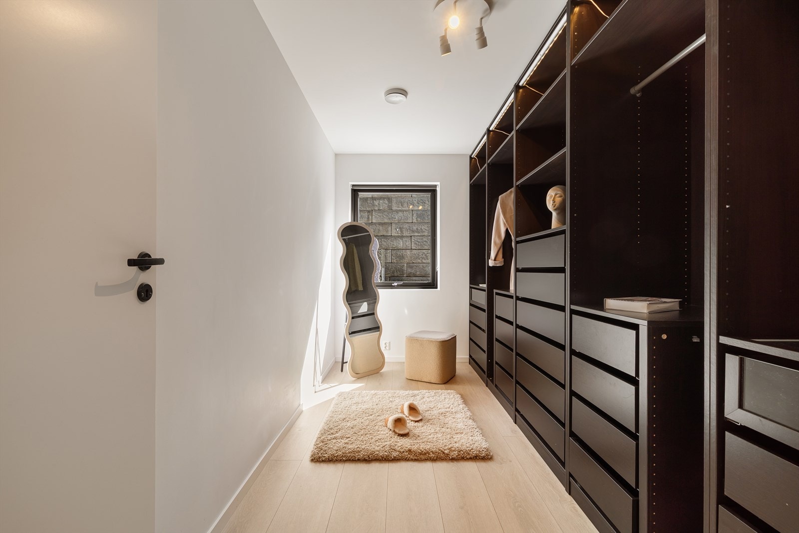 Vegg i vegg med hovedsoverommet finnes soverom som i dag er innredet som walk-in garderobe. Galleribilde