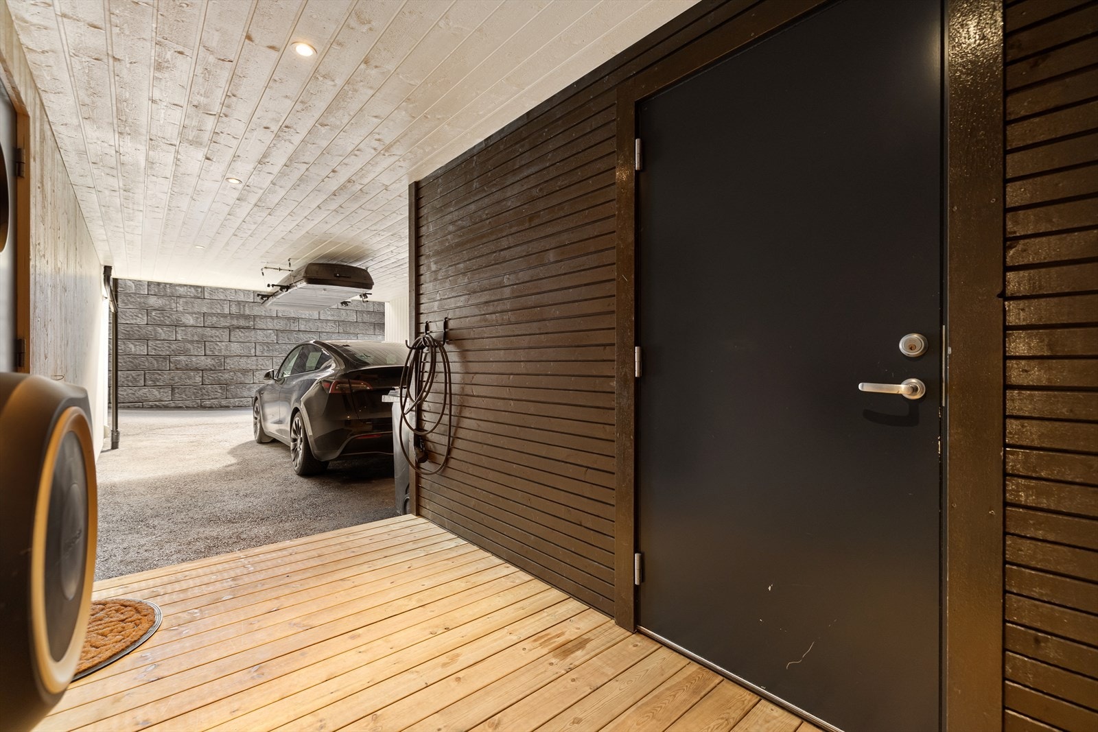 Carport med el-bil lader samt tilkomst til sportsbod på 8m². Galleribilde