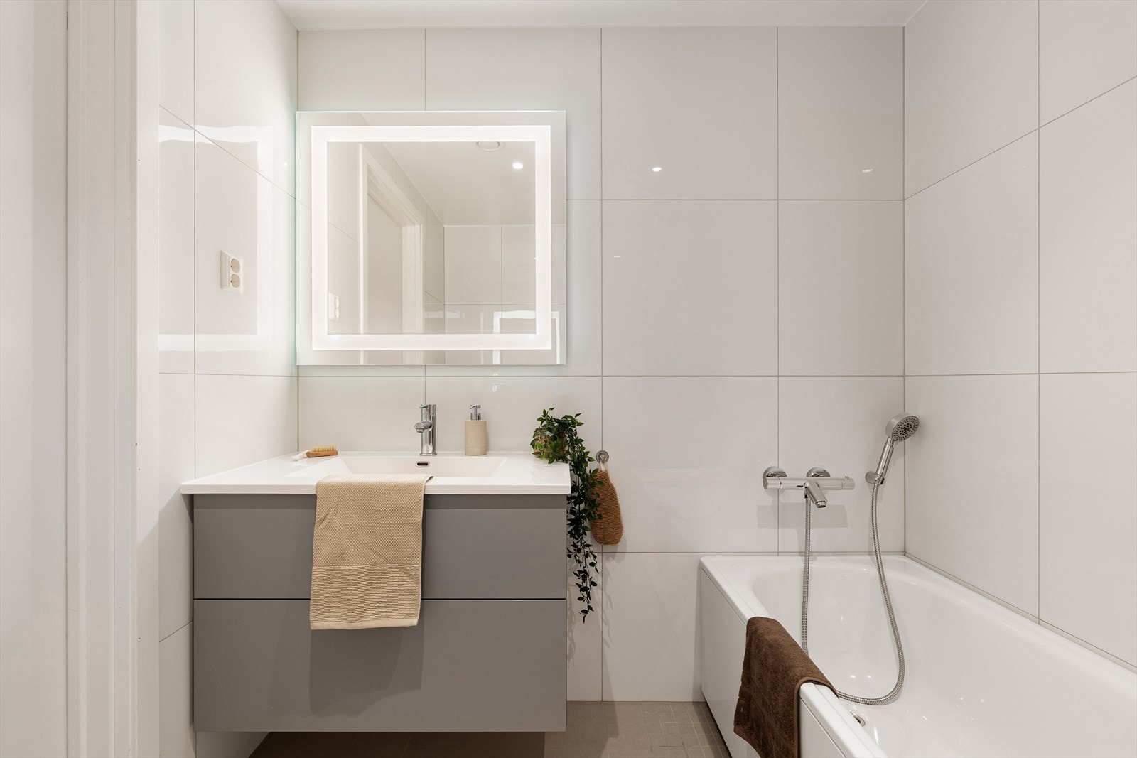 Hverdagsluksus med badekar! Kjekt for både barn og voksne. Galleribilde