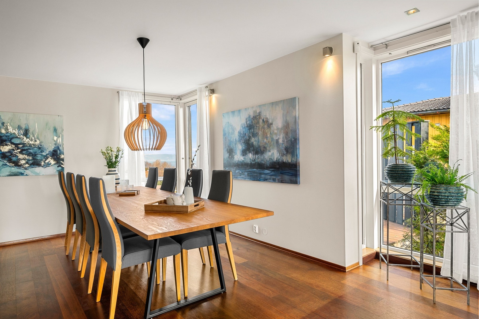 Her har man god plass til å samle familie og venner til hyggelige sammenkomster. Galleribilde