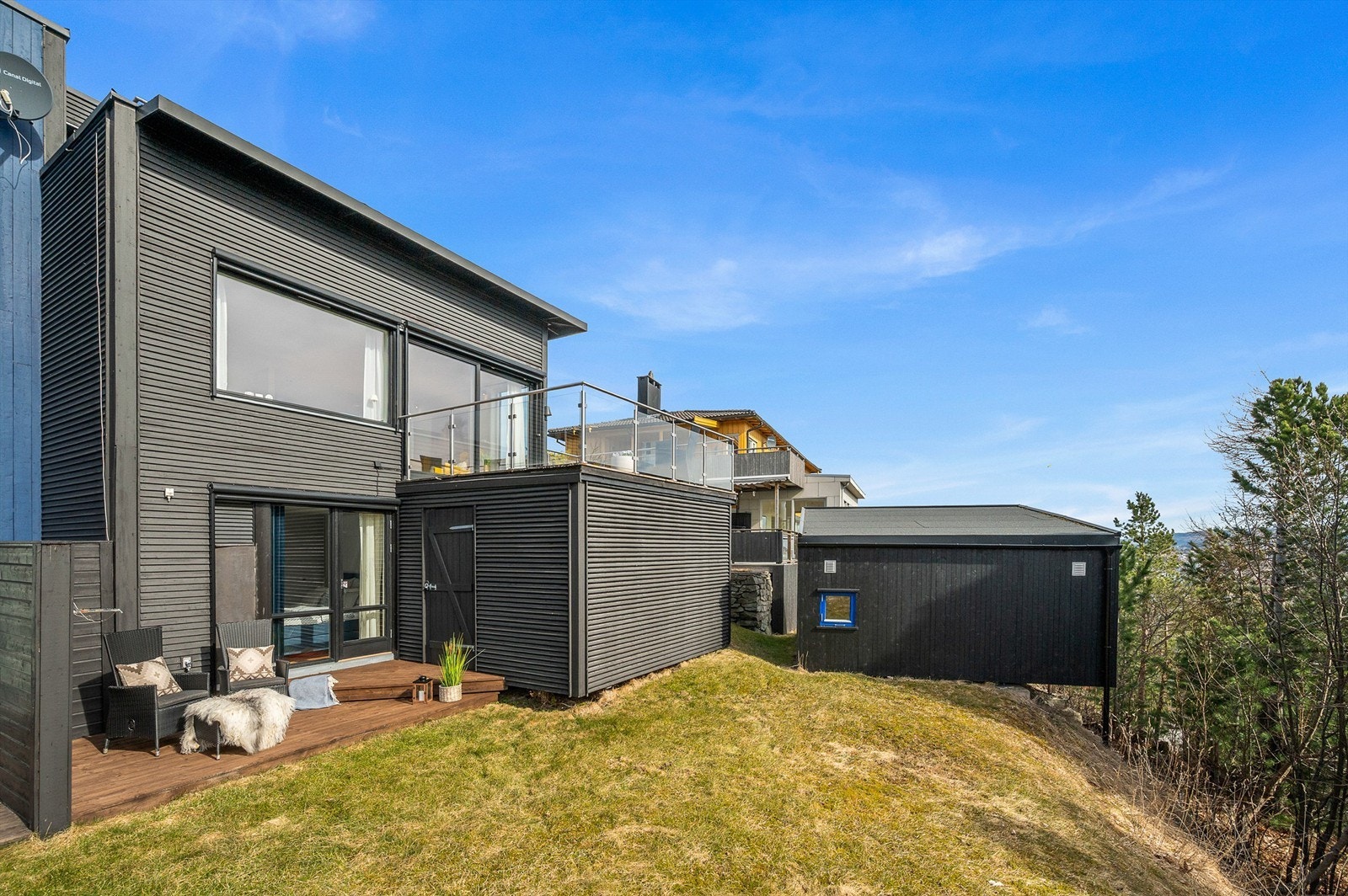 Boligens moderne fasade og arkitektoniske uttrykk gir et stilrent og helhetlig inntrykk, samtidig som utearealene er godt utnyttet. Boligen disponerer to uteboder på til sammen 9 kvm. Galleribilde