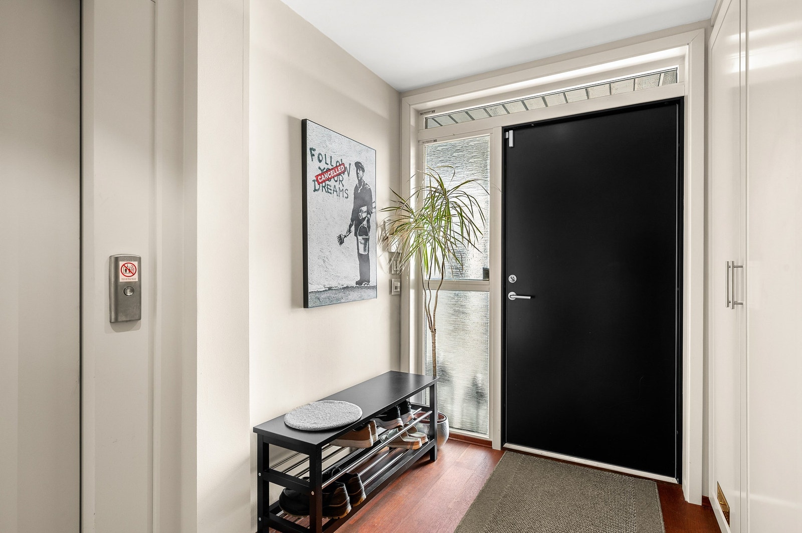 Entréen gir et pent førsteinntrykk med en ryddig og funksjonell utforming, god plass til oppbevaring og enkel adkomst videre inn i boligen. Galleribilde