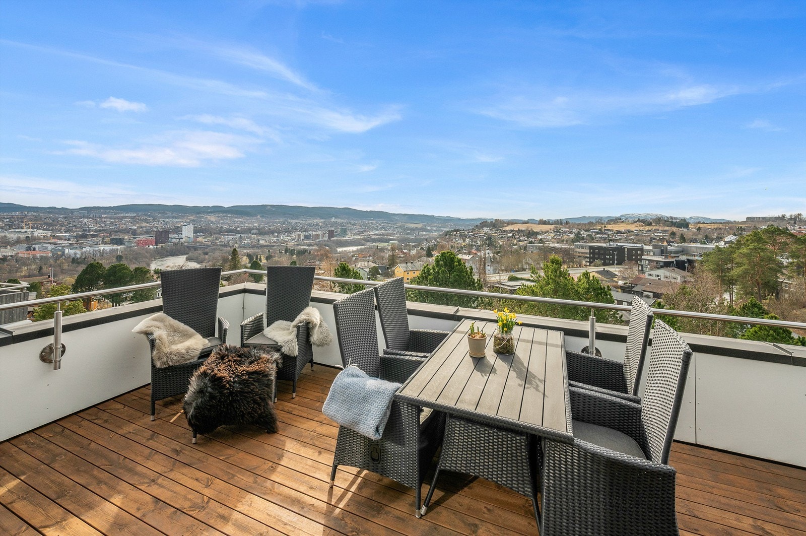 Takterrassen har gode solforhold og rikelig med plass til både spisegruppe og hyggelige sammenkomster med utsikt som bakteppe. Galleribilde