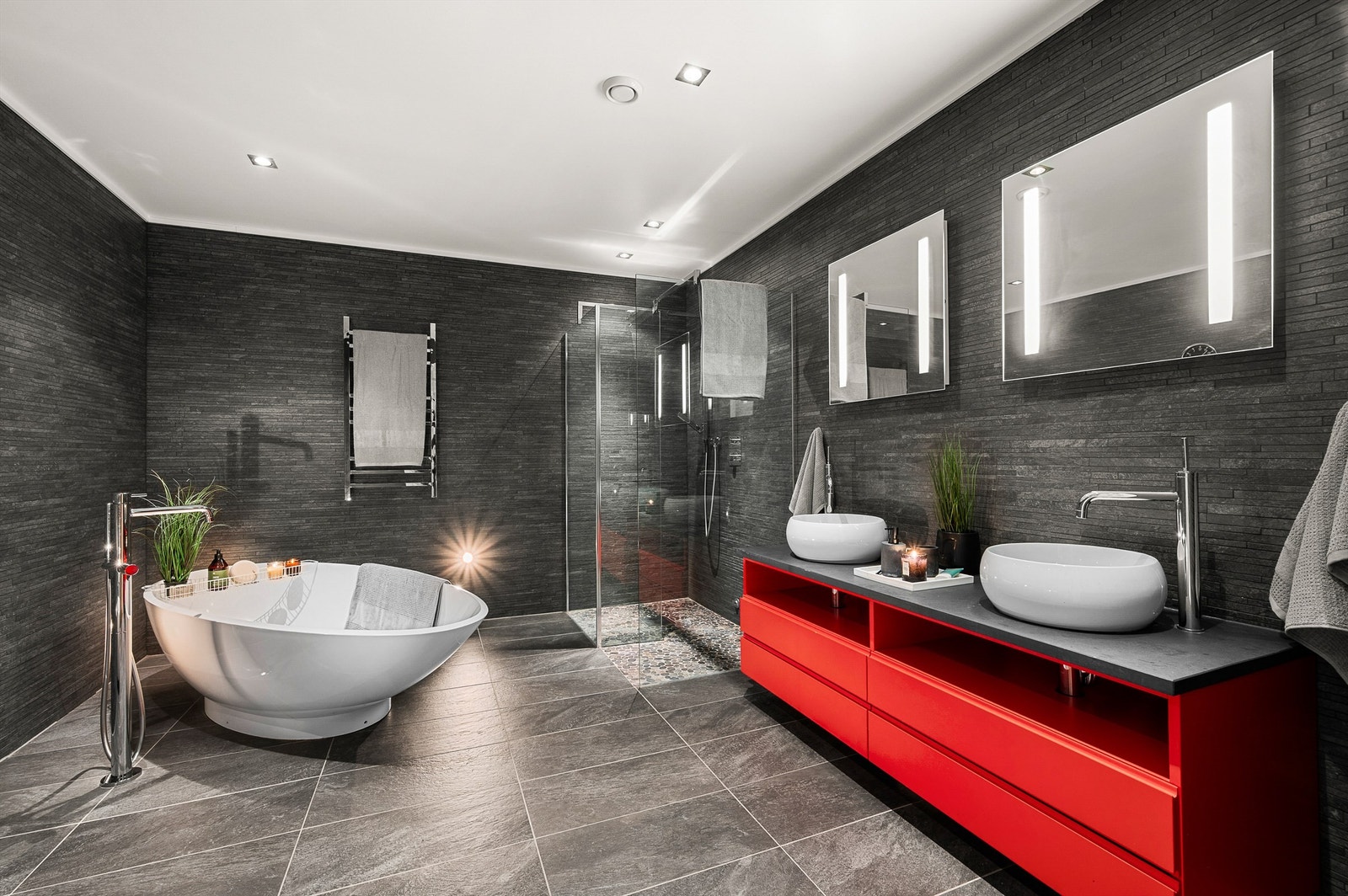 Eksklusivt og romslig en-suite bad med plassbygde løsninger, dobbel servant, badekar, dusjsone og en hotellinspirert atmosfære. Galleribilde