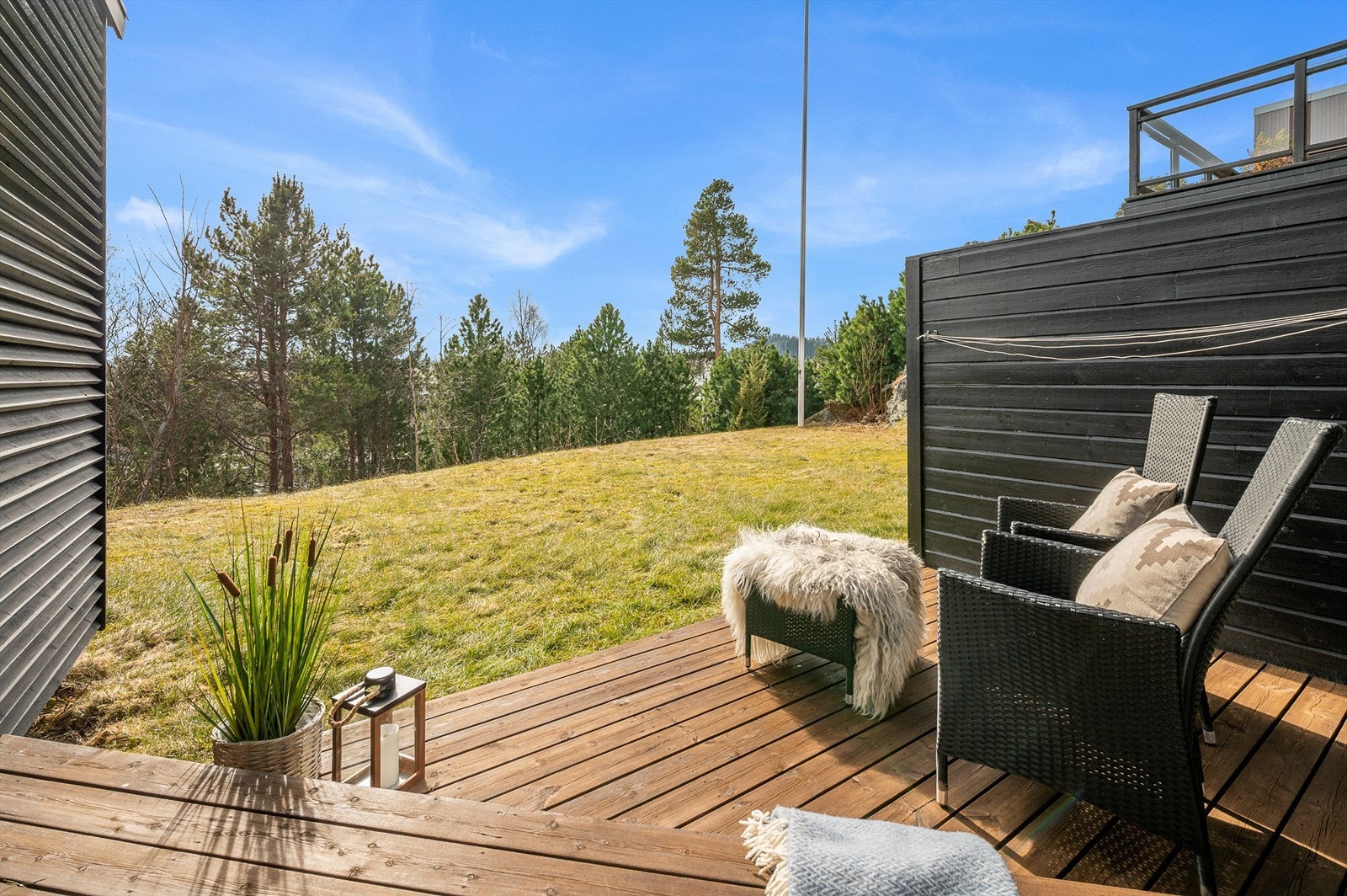 Her får du en skjermet og koselig uteplass med direkte adkomst til felles hageareal - perfekt for en rolig kaffepause i solen. Galleribilde
