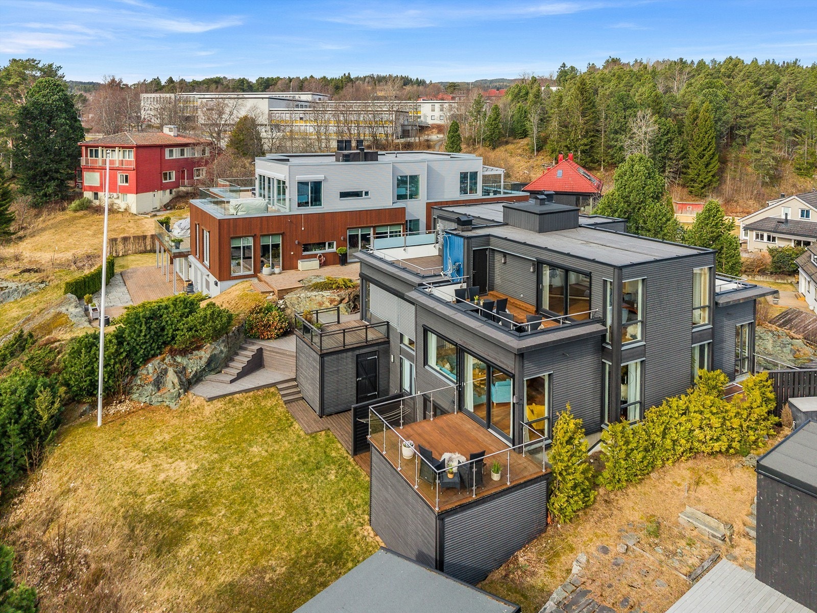 Eiendommen ligger flott til i terrenget og fremstår med særpreget arkitektur, flere uteoppholdssoner og god sammenheng mellom inne- og uterom. Galleribilde