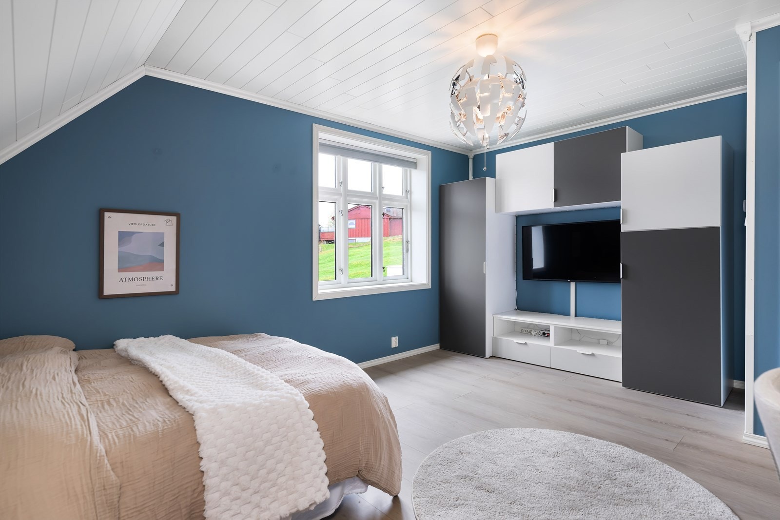 Rommet har vindu i gavlveggen mot sør og utsikt over nærområdet, mot garasjen og uteplassen. Galleribilde