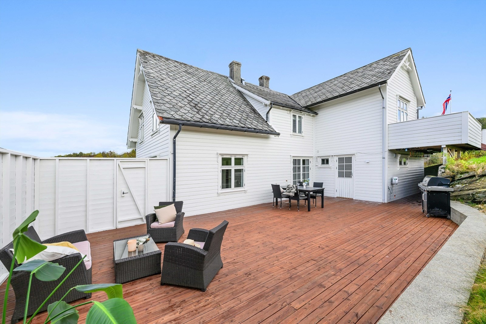 Uteplassen på vestsiden av huset. Her er det lunt og godt. Galleribilde