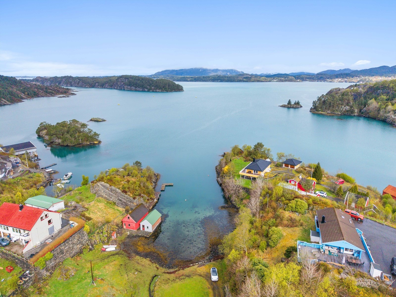 Vågen med naustet og Hauglandsosen. Galleribilde