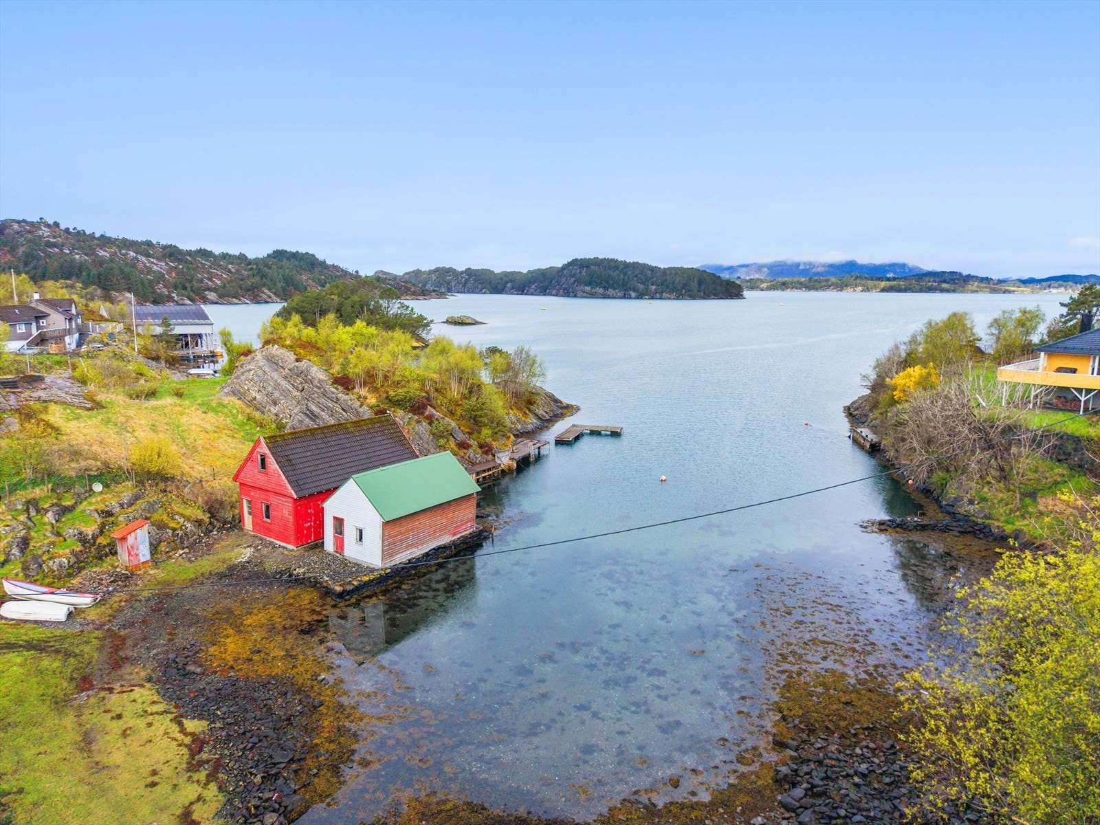 Naust i idyllisk våg i kort gangavstand. Galleribilde