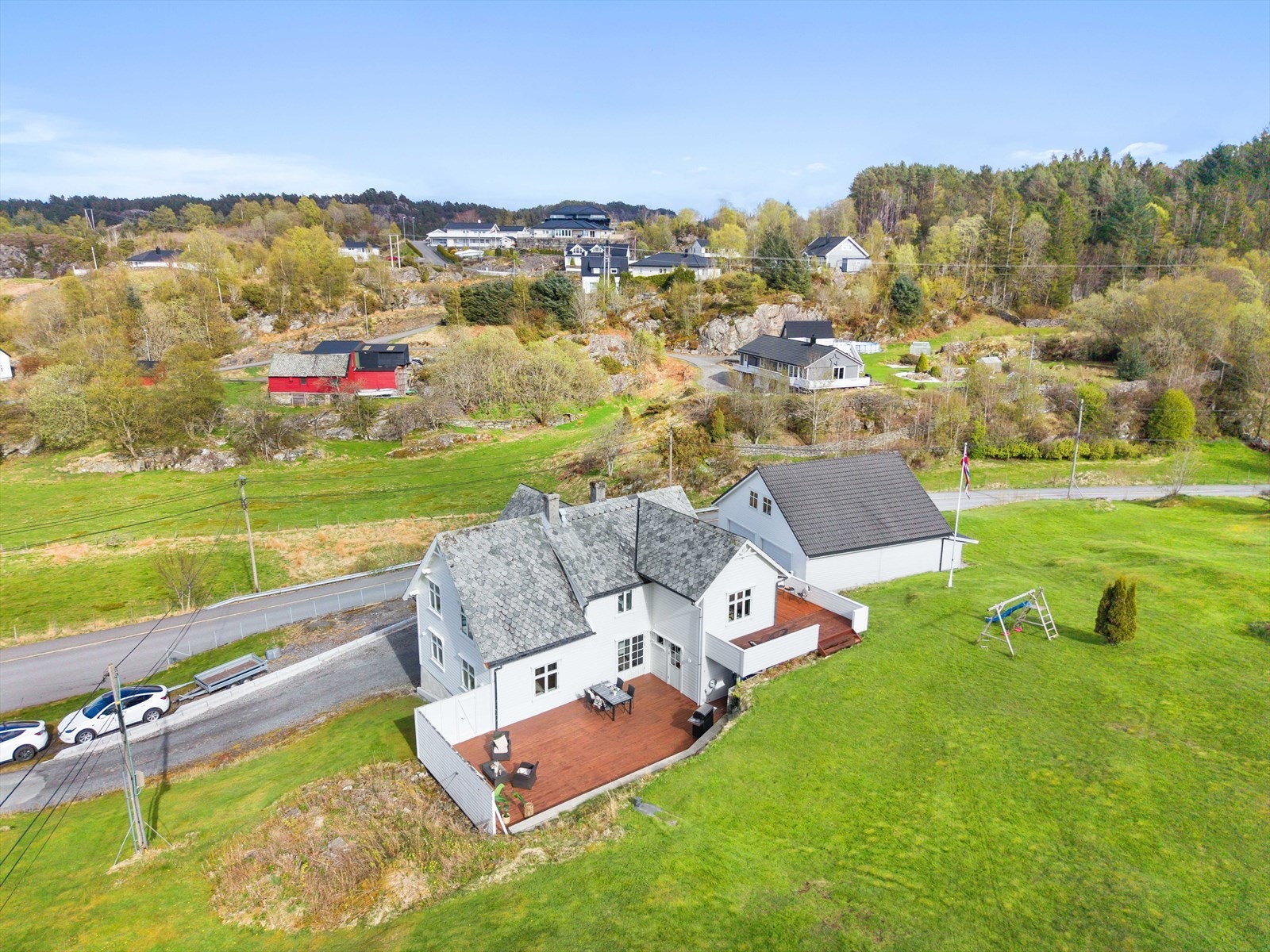 Dronebilde mot øst. Populære byggefelt omkranser eiendommen. Galleribilde