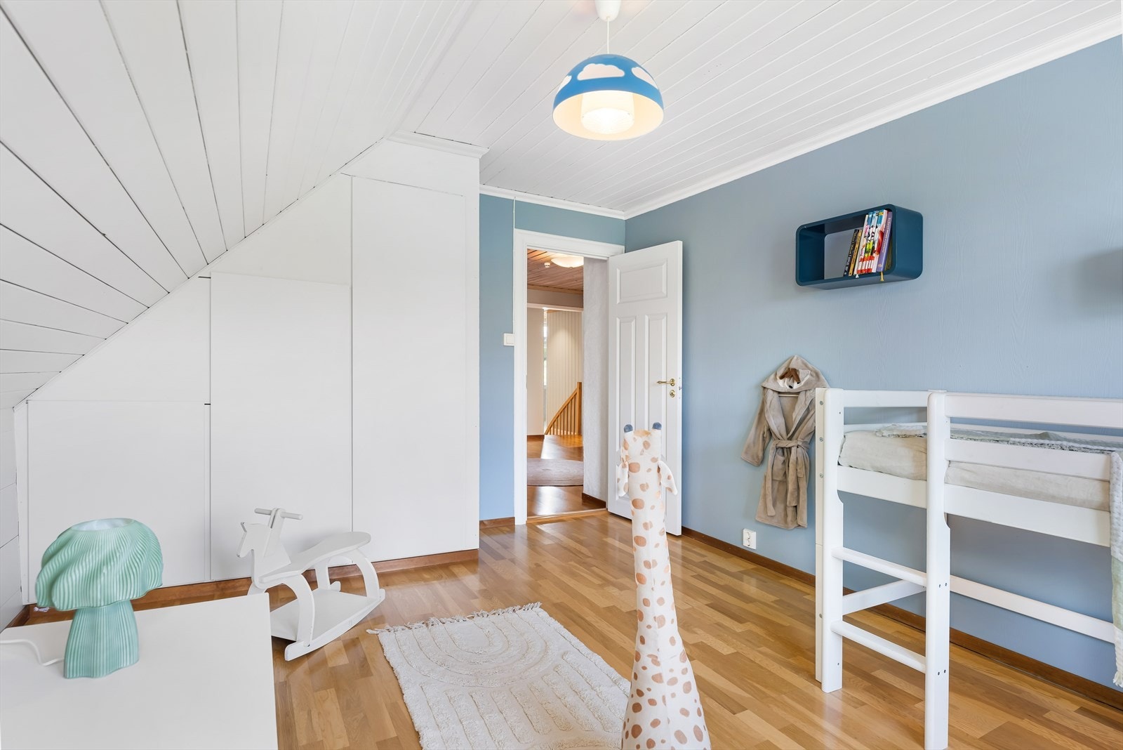 Det er vinduer mot nord og flott utsikt over nærområdet og mot naustet og sjøen. Galleribilde
