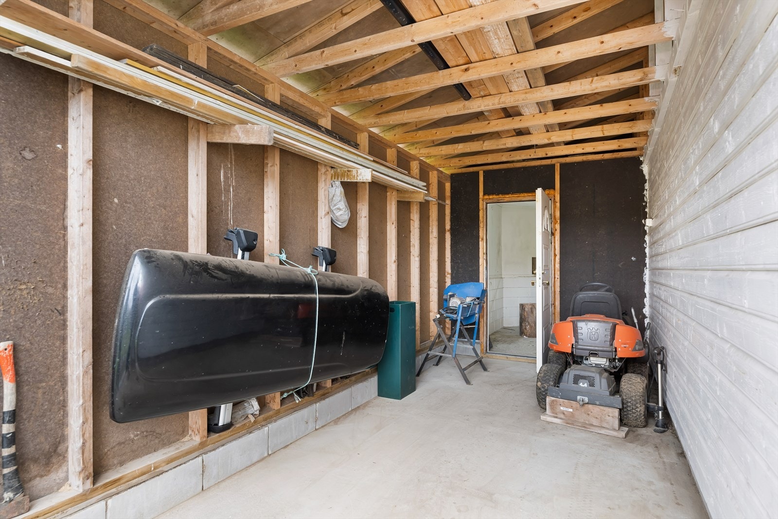 Carporten og boden på sørsiden av garasjen. Galleribilde