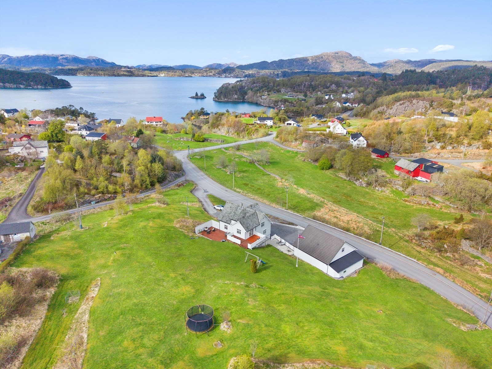 Bilde mot Hauglandsosen og mot Herdlefjorden. Galleribilde