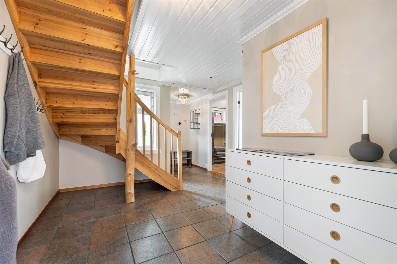I hallen er det dører til vaskerom, WC og bod samt trapp til andre etasje. Galleribilde