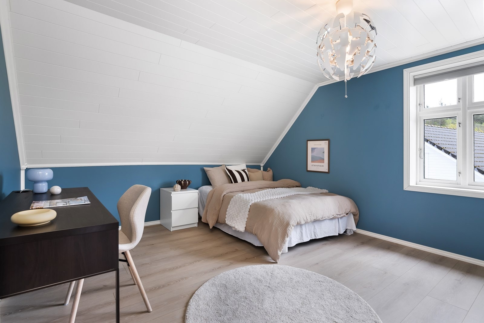 Etasjens nest største soverom får en på høyre hånd når en kommer opp trappen. Også dette et flott rom med et gulvareal på drøye 15 kvm. Galleribilde