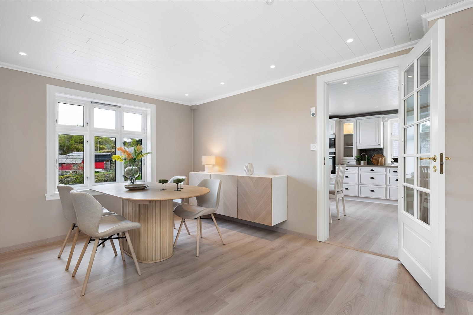 Store vindusflater gir rikelig med naturlig lysinnslipp. Løsningen mellom romme gjør det mulig å dekke et skikkelig langbord om dette skulle være ønskelig. Galleribilde