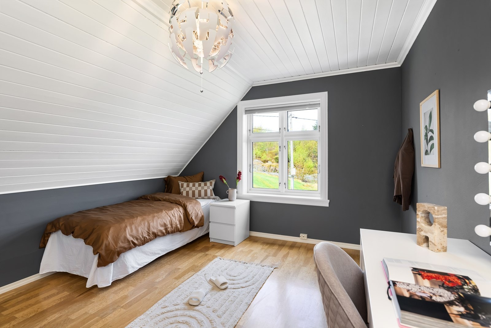 I gavlen i nord er det to store og gode soverom. Galleribilde