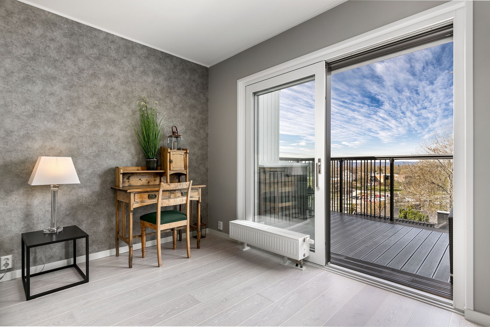 Utgang til innglasset og åpen balkong fra stuen Galleribilde