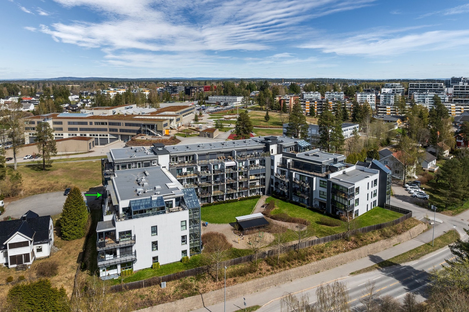 Området har umiddelbar nærhet til skoler, barnehager, offentlig kommunikasjon, samt et rikt utvalg av fasiliteter og servicetilbud Galleribilde