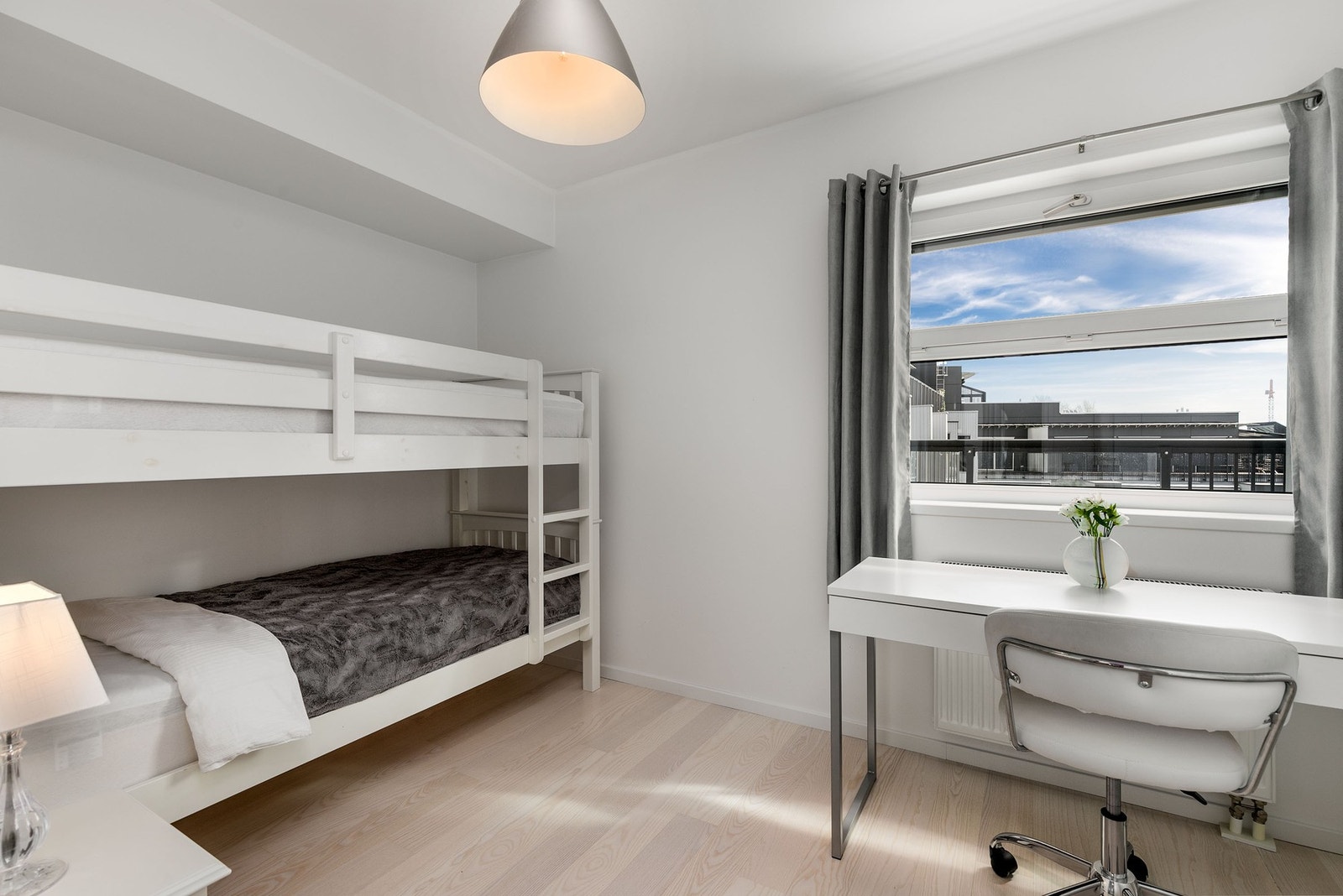 Pent soverom 2 med god plass til enkeltseng/ dobbeltseng etter ønske Galleribilde