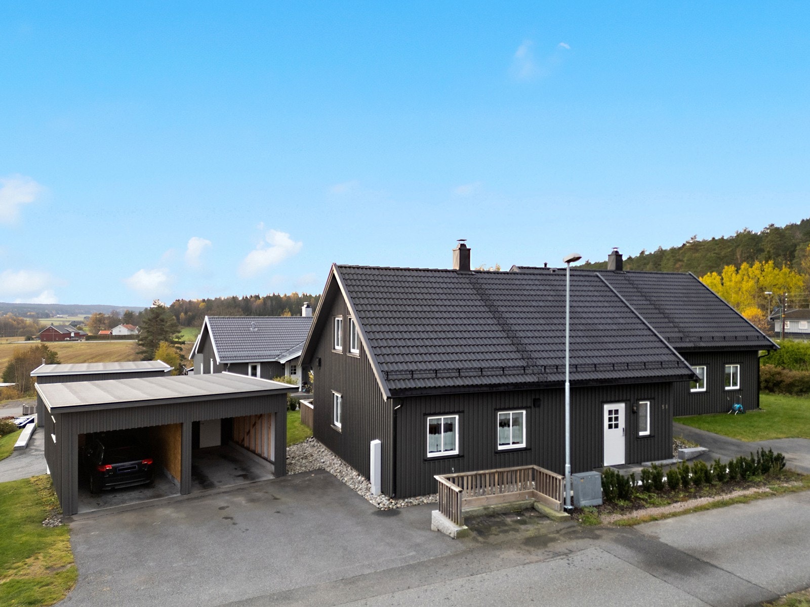 Boligen inkluderer også en halvpart av garasjen, med tilhørende bod i bakkant. Galleribilde