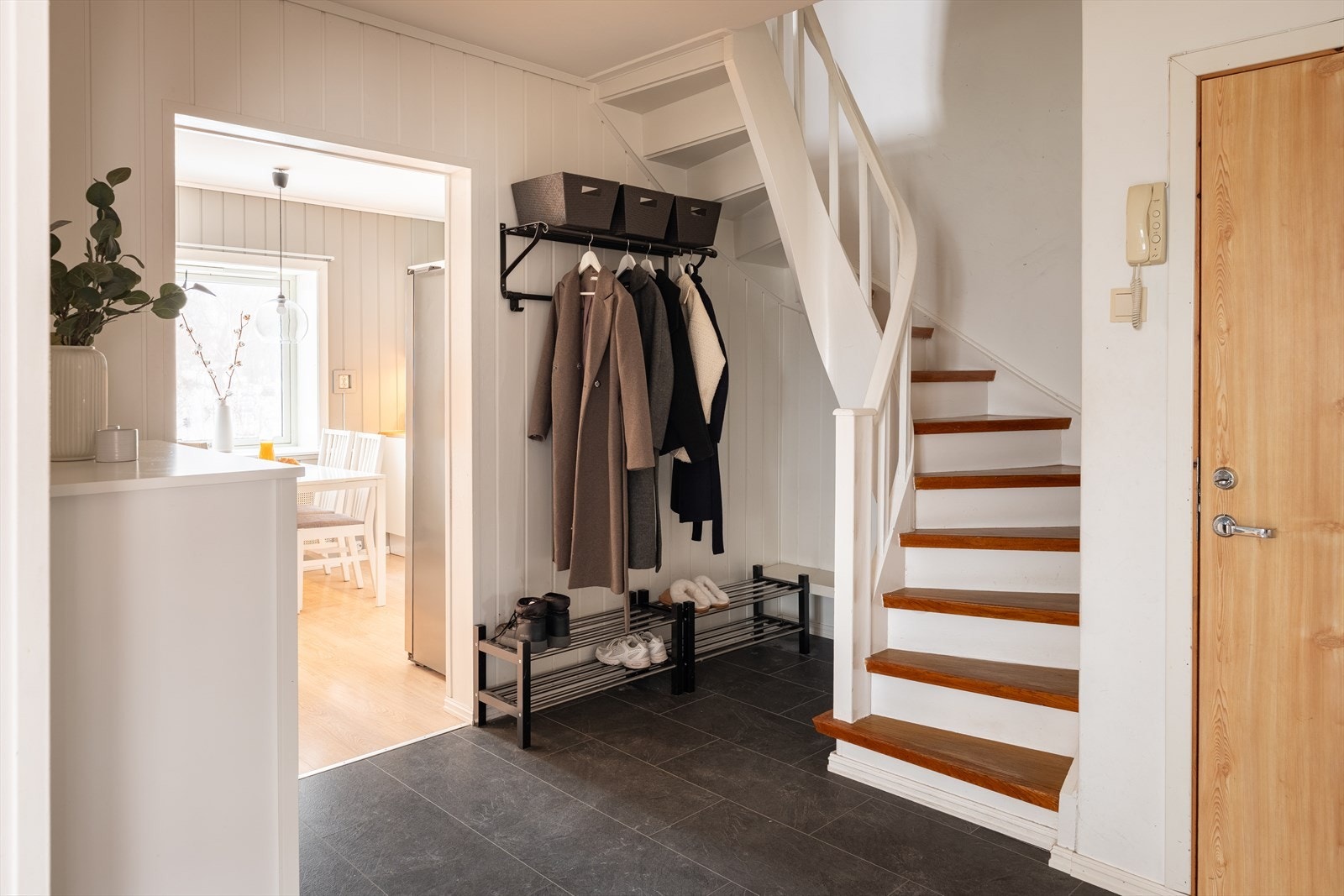 I entreen er det god plass til ønsket garderobeløsning/oppheng. Galleribilde
