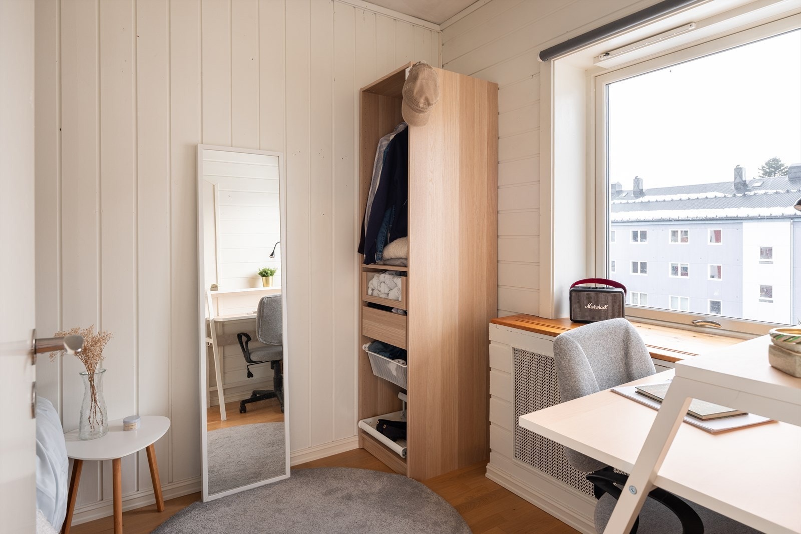 Soverommet har plass til både kontorplass og garderobeløsning. Galleribilde