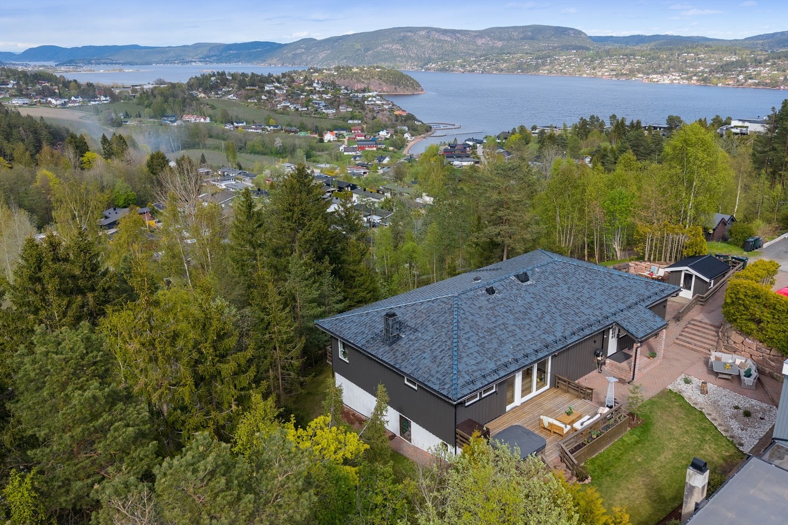 Enden av blindvei - pent skjermet og utsikt mot fjorden Galleribilde