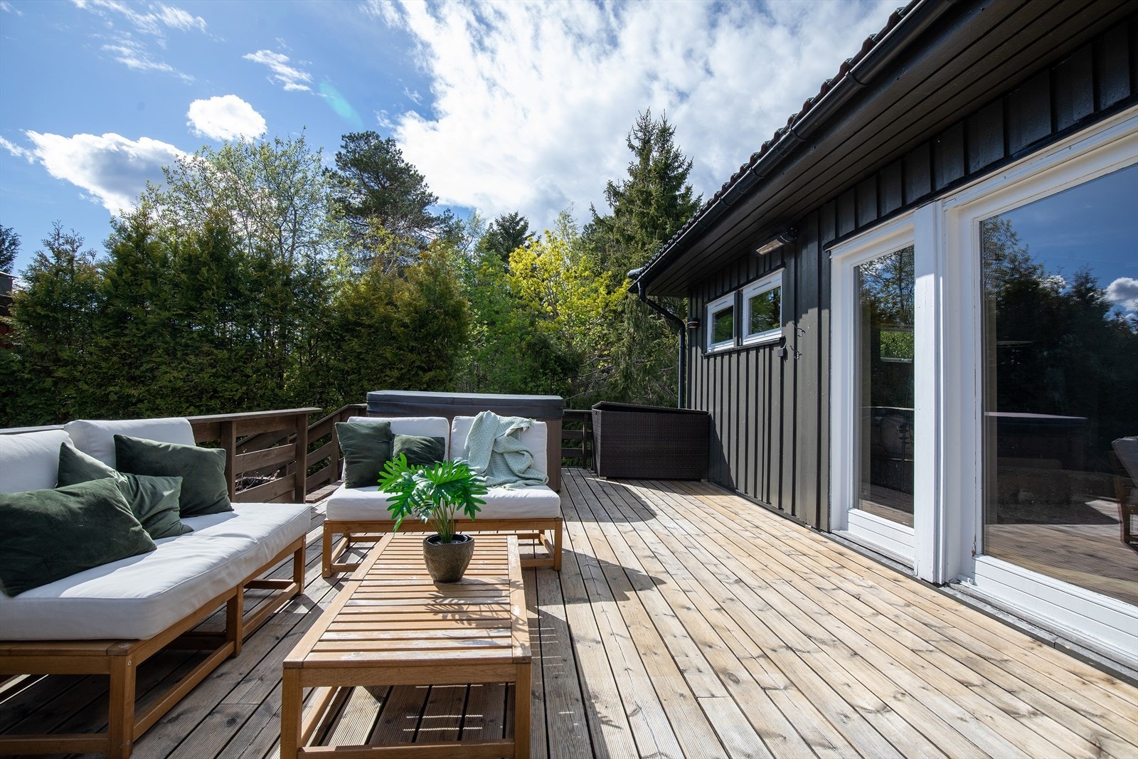 Terrassen med Jacuzzi for varme sommerdager og kalde vinterkvelder Galleribilde