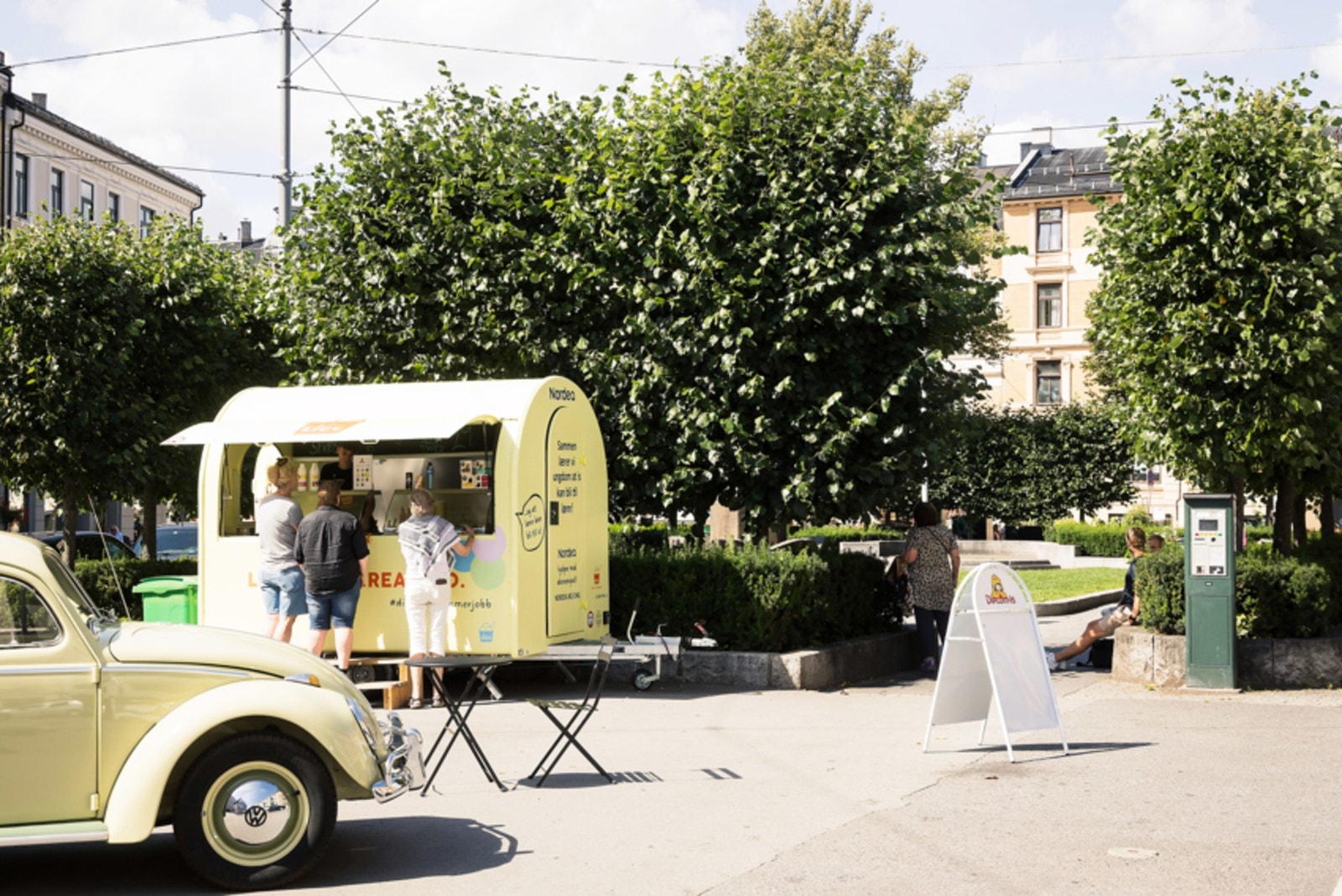 Det er umiddelbar nærhet til et rikt utvalg av butikker, kafeer, konditorier, restauranter og utesteder. Galleribilde