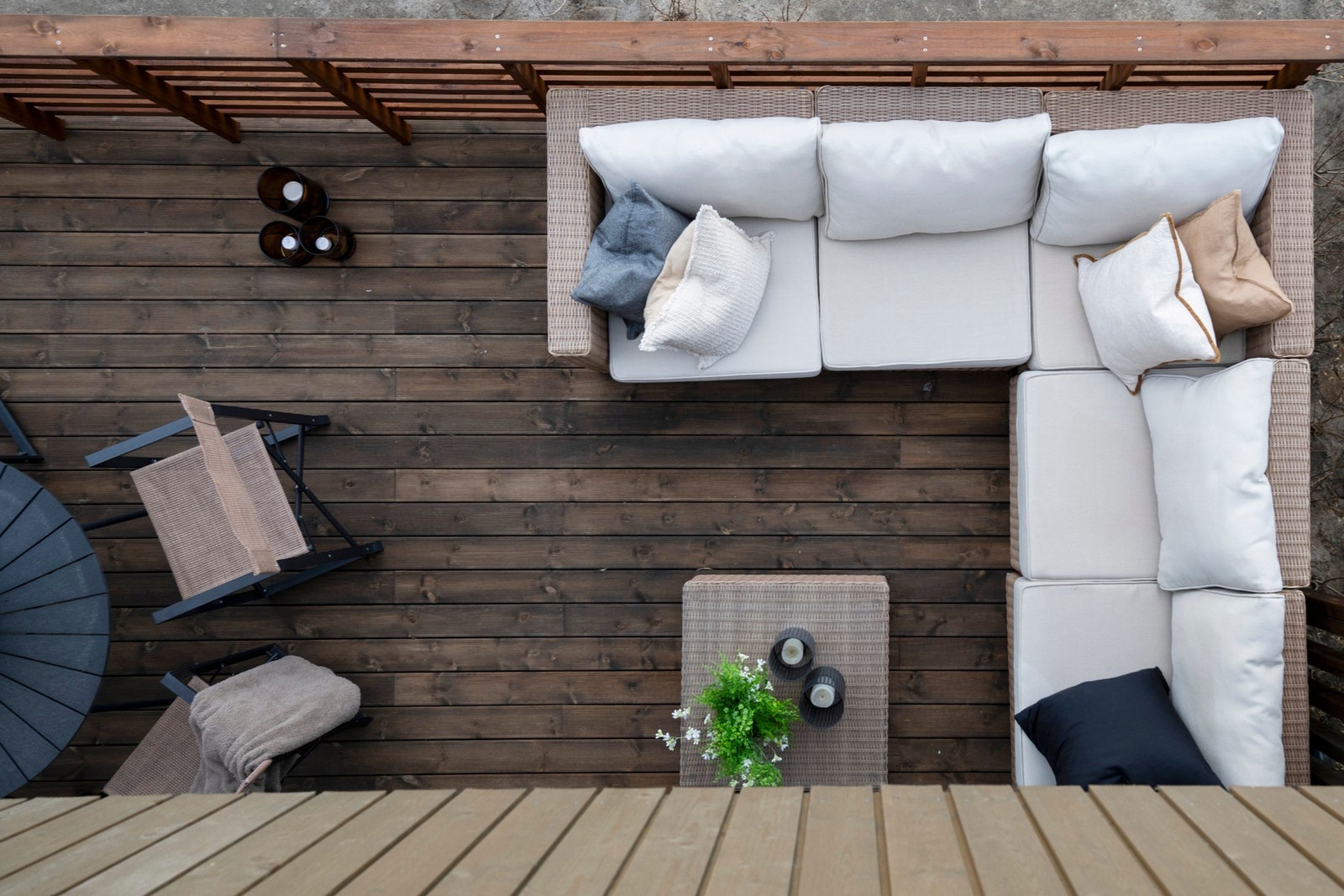 Terrasse i trekonstruksjon på ca. 19 m² med adkomst fra stuen. Galleribilde