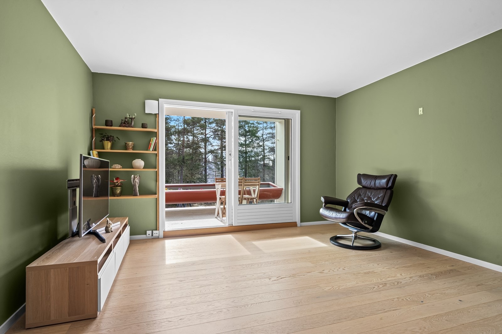 Stuen er lys og romslig med store vindusflater. Galleribilde