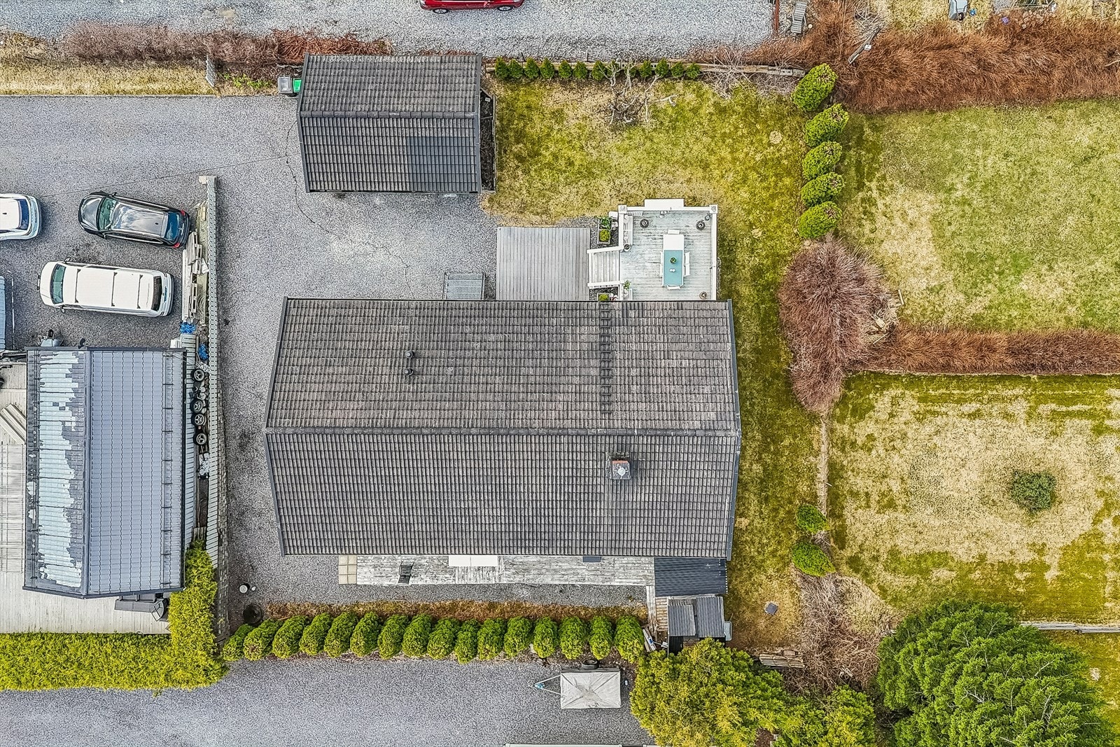 Oversiktsbilde som viser eiendommens plassering på tomten, med hage og gårdsplass. Galleribilde