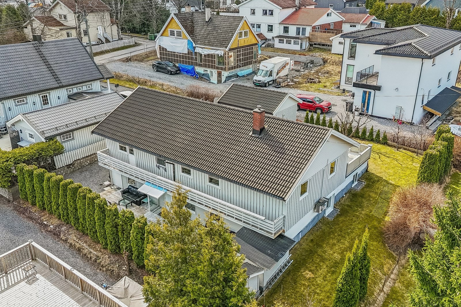 Taket har betongtakstein og ble spylt, vedlikeholdt og malt i 2023. Galleribilde