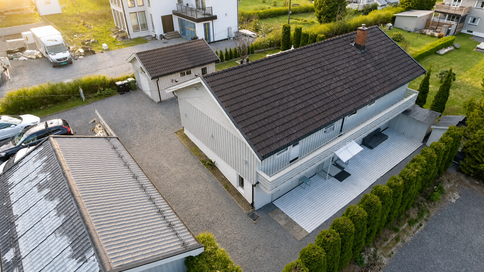 Dronebilde av boligens terrasse og inngang til utleiedel. Galleribilde