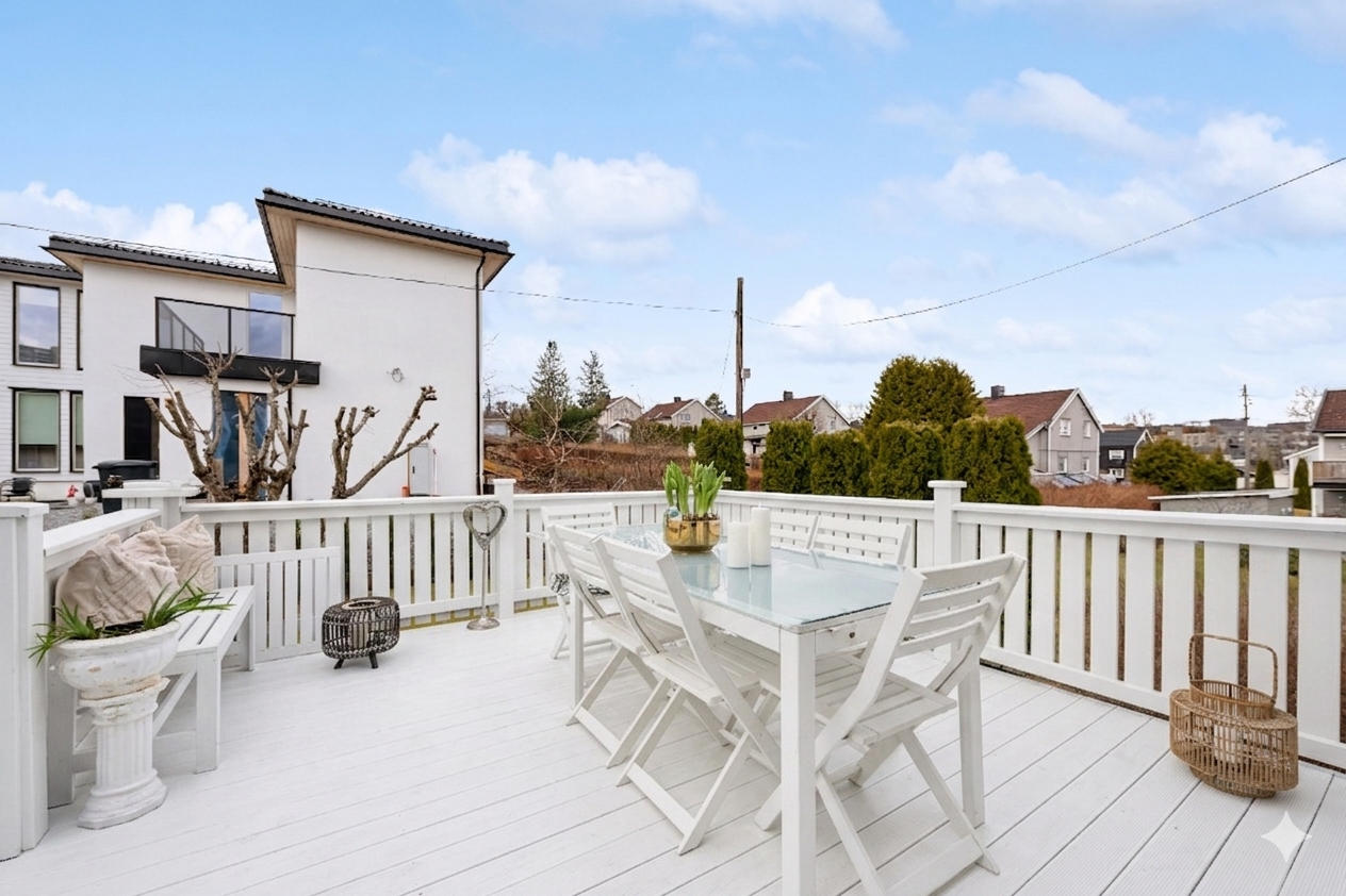 Terrassen er nymalt av selger i april 2026. Dette er et AI redigert hvitmalt terrasse med bilder tatt før maling. Galleribilde