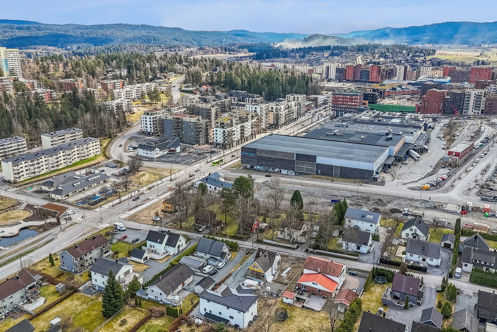 Fra eiendommen er det kort vei til Lørenskog sentrum med alle servicetilbud. Galleribilde