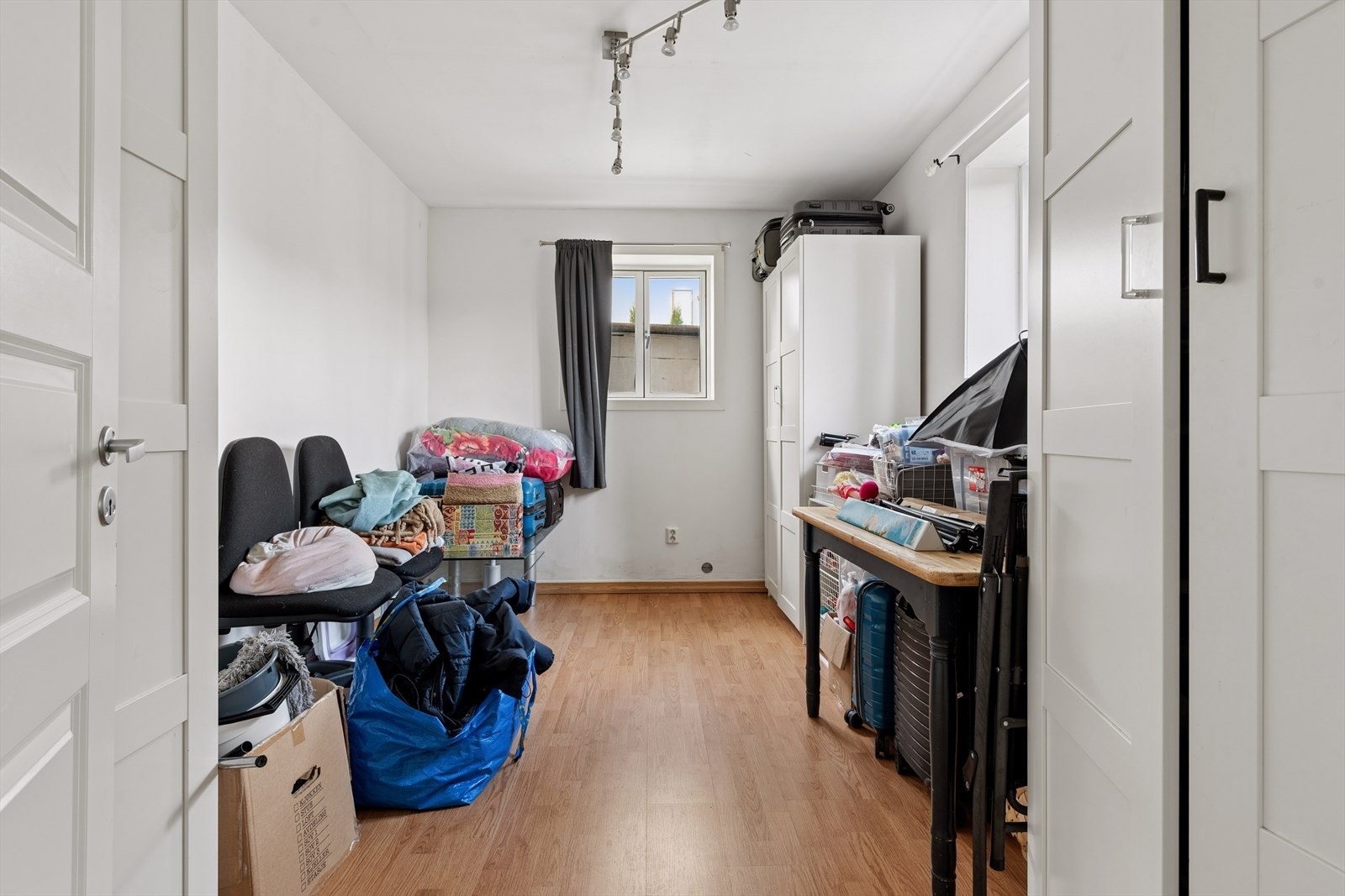 Et tilbygget kjellerrom på 13 m² under balkongen mot nordvest er omsøkt og er ikke godkjent for varig opphold -se pkt. ferdigattest. Galleribilde