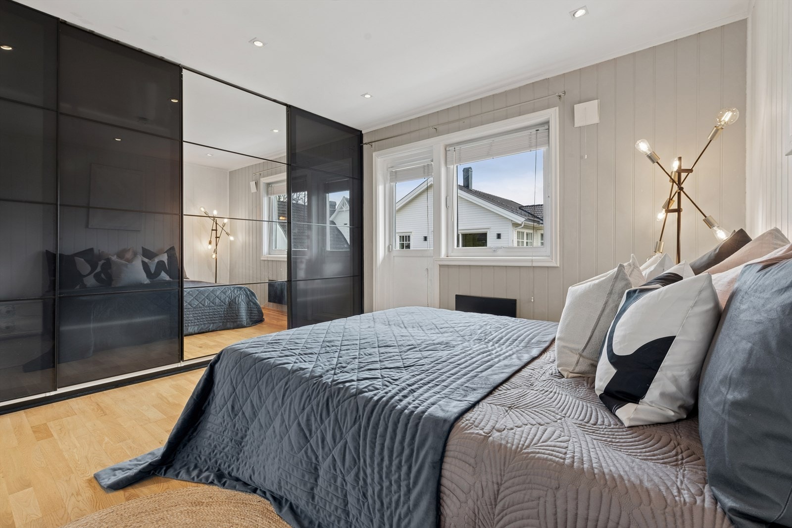 En stor skyvedørsgarderobe med speilfronter gir rikelig med oppbevaringsplass på hovedsoverommet. Galleribilde