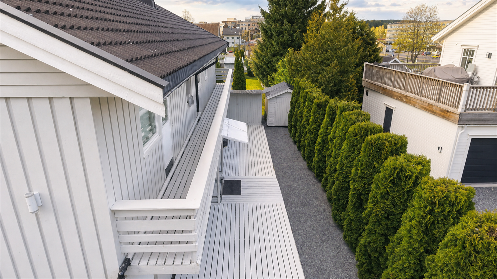 Dronebilde av baksiden av huset og balkong fra hovedsoverom. Galleribilde