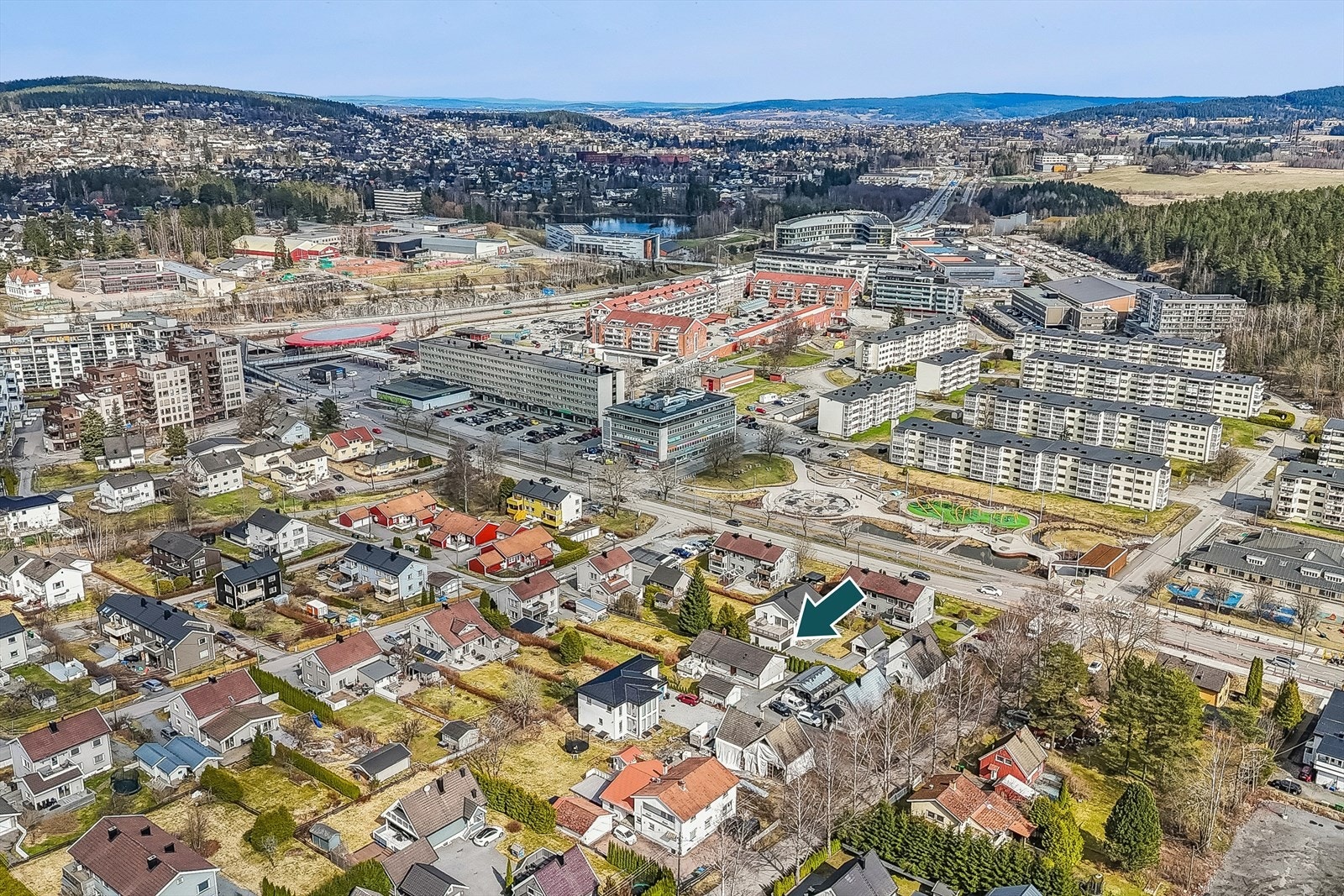 Eiendommen ligger i et veletablert og rolig boligområde på Lørenskog. Galleribilde