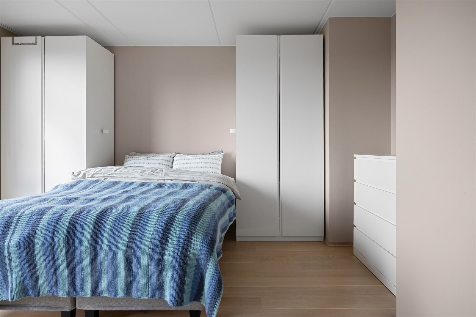 På rommet er det god plass til dobbeltseng, skrivebord og garderobeløsning. Galleribilde