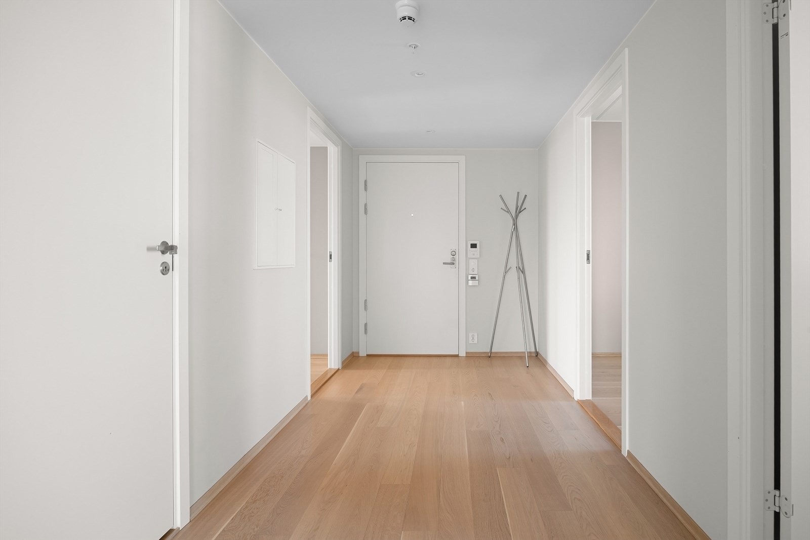 Romslig og lys entré. Det er godt med lagringsplass i innvendig bod, samt to kjellerboder på ca. 4 og 5 m² Galleribilde