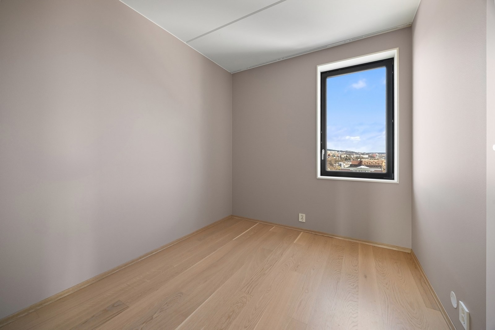 Soverom III | Innbydende rom med plass til seng, nattbord og garderobeløsning. Galleribilde