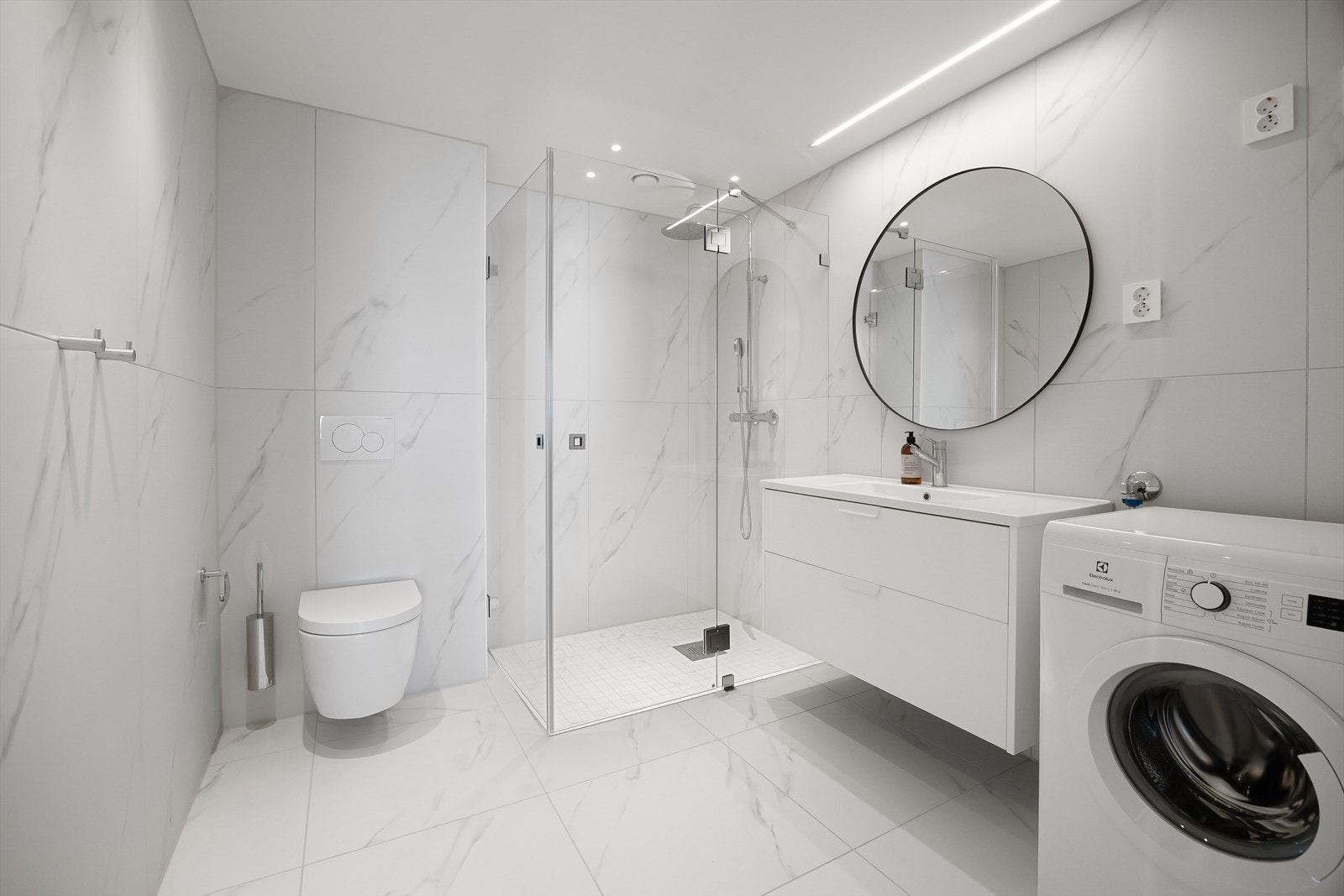 Badet er utstyrt med dusjnisje med innfellbare dusjdører, servant med innredning og vegghengt toalett. Opplegg for
vaskemaskin. Galleribilde