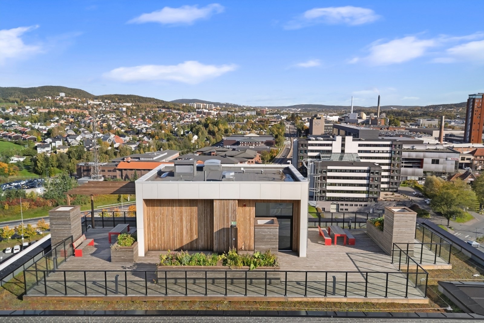 På takterrassen er det flere hyggelige sittegrupper. Galleribilde