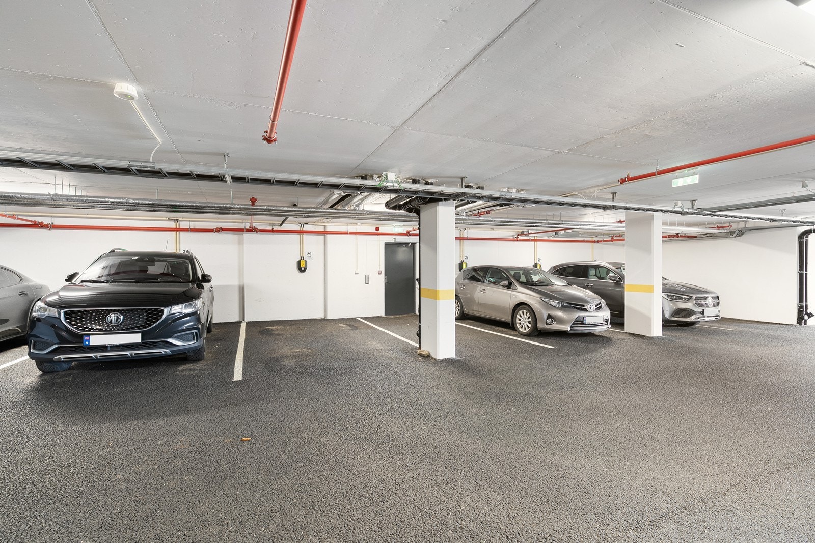 Fast parkering i felles garasjeanlegg. Galleribilde